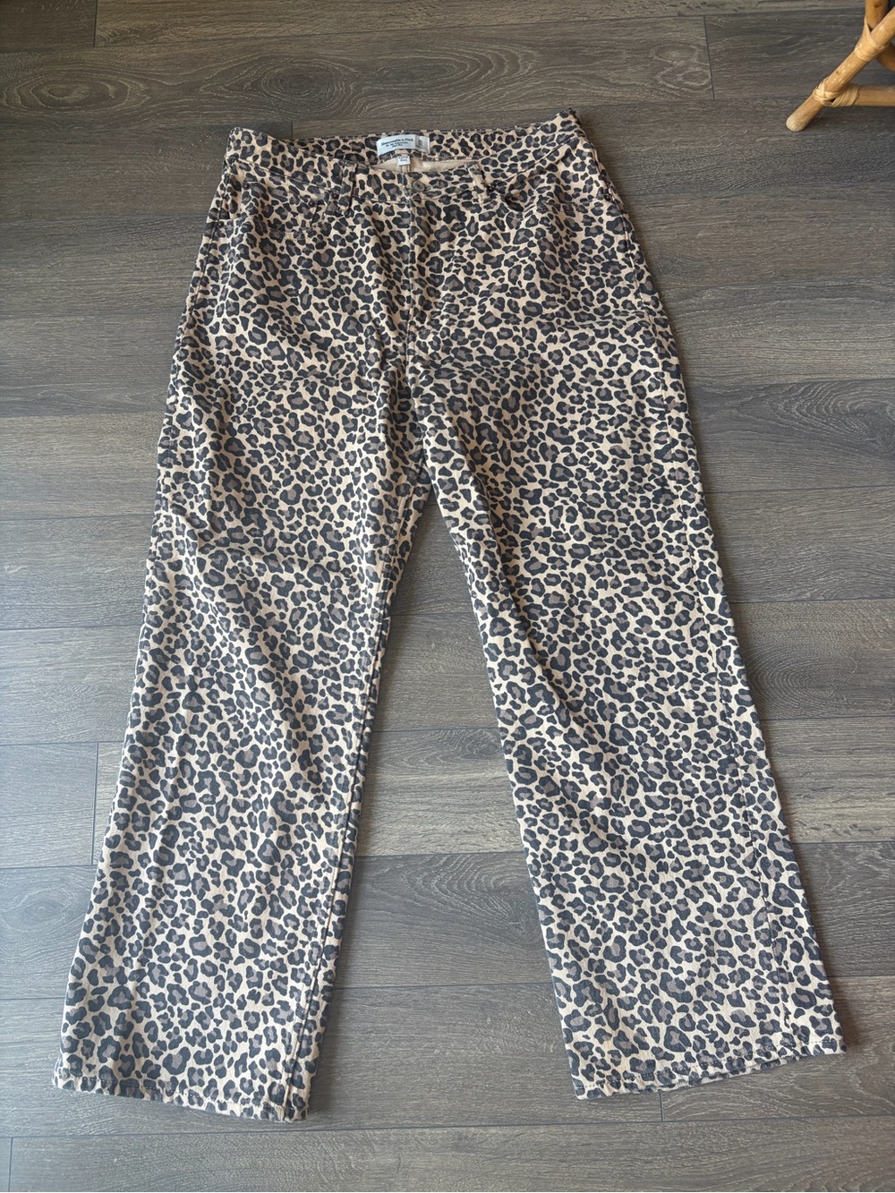 Abercrombie Curve Love High Rise 90s Relaxed Jean - 31 short - Leopard Print